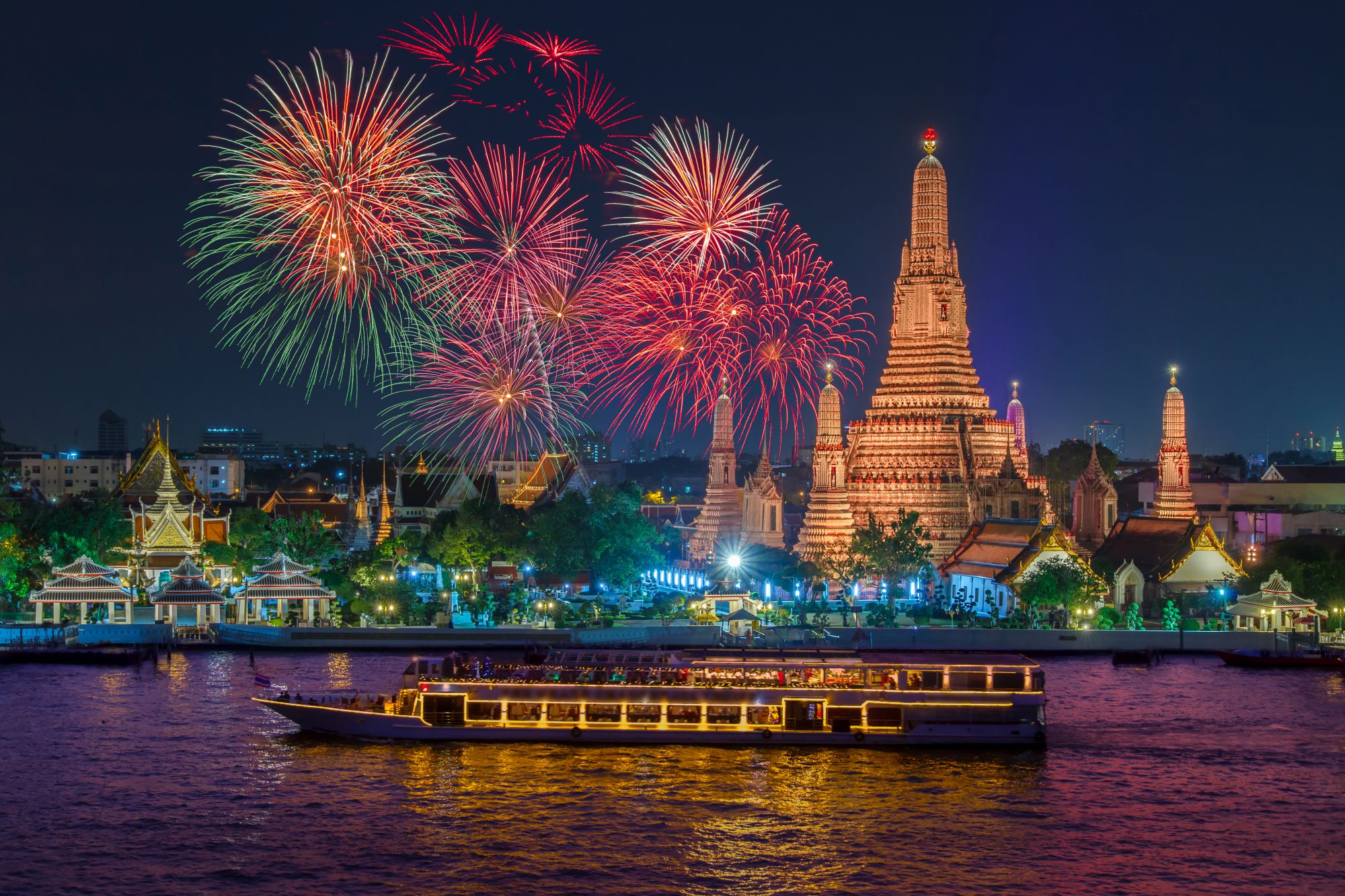 AdobeStock_128379627 _ Wat arun and cruise ship in night time under new year celebration, Bangkok city ,Thailand